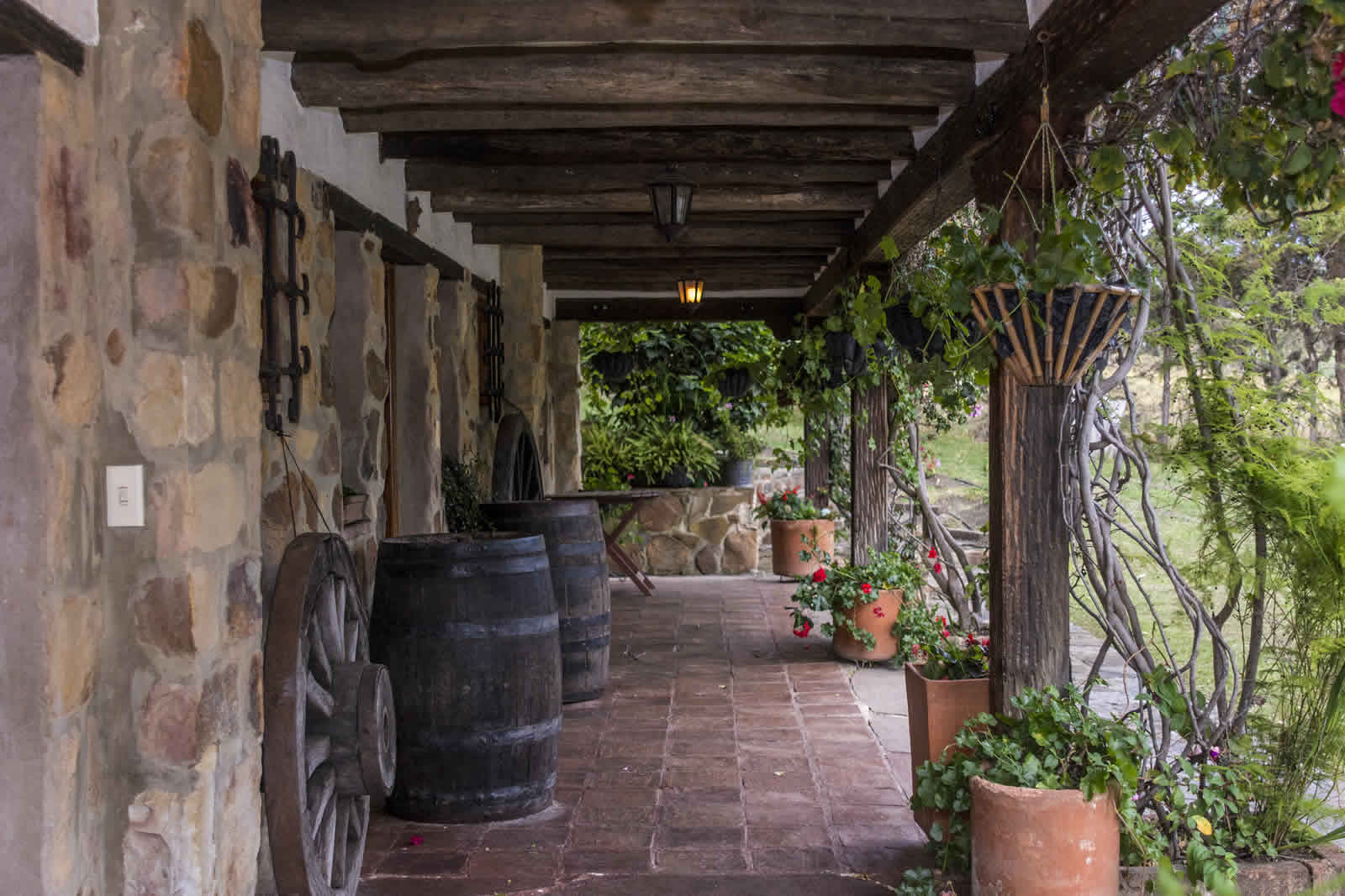 Pasillo habitaciones casa El Pino en Villa de Leyva