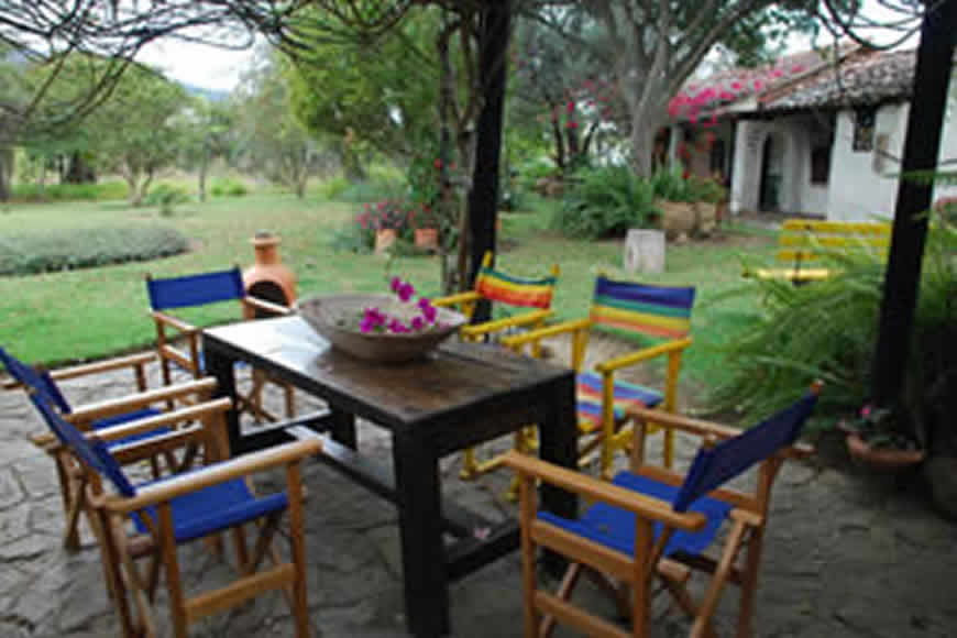 comedor exterior cabaña la rupa en Villa de Leyva