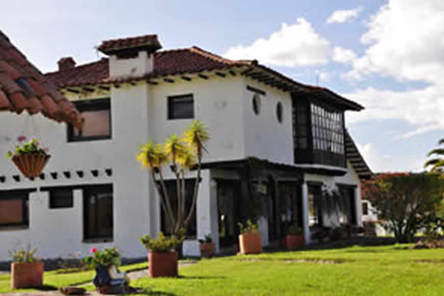 Frente casa Tamoe en Villa de Leyva