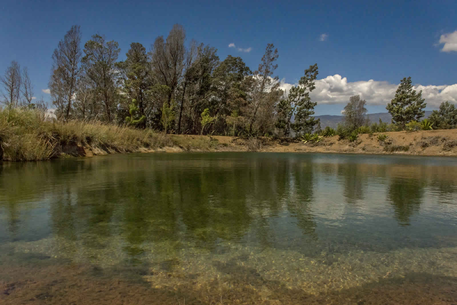 Agua cristalina de los pozos azules Villa de Leyva