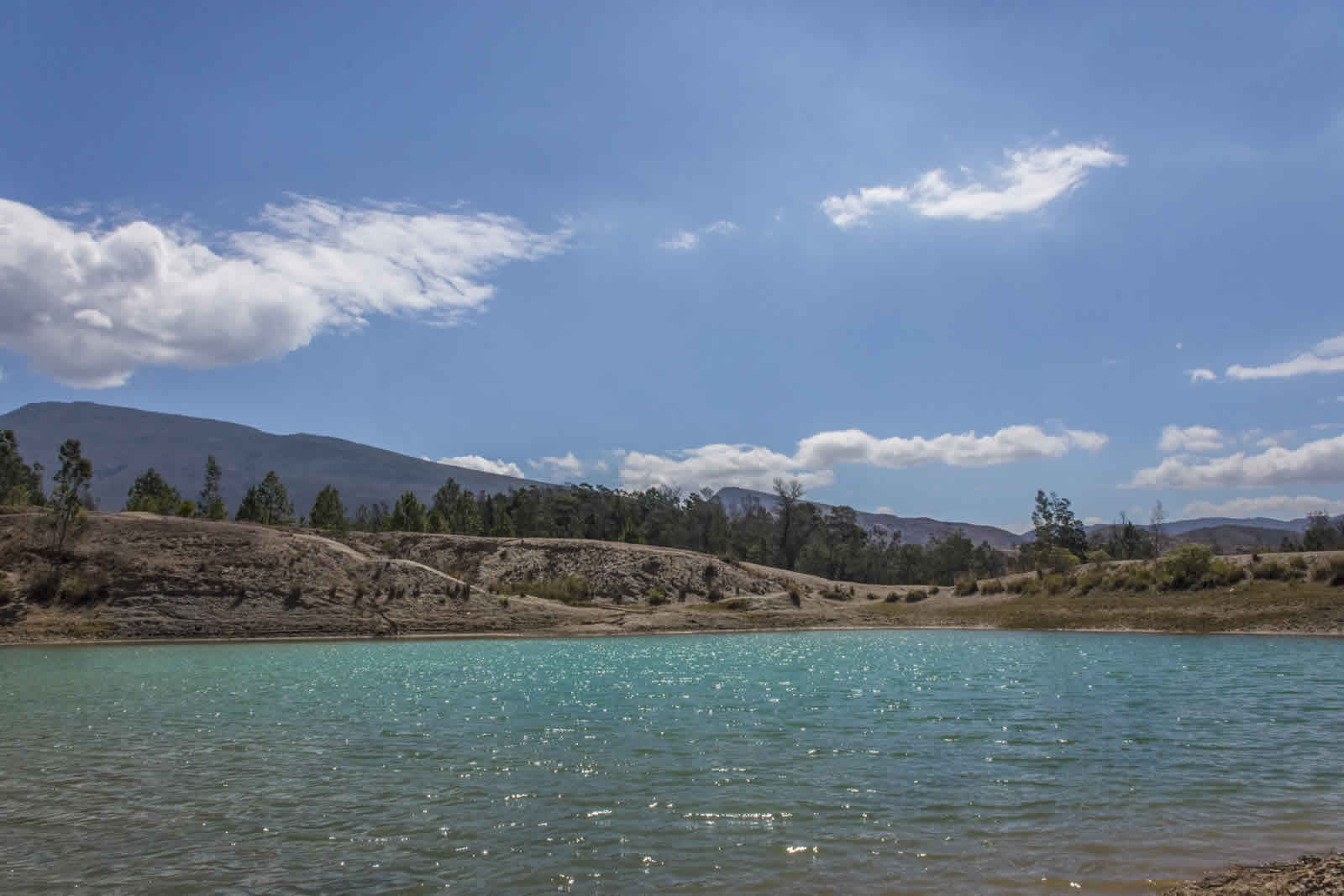 Paisaje de los pozos azules de Villa de Leyva