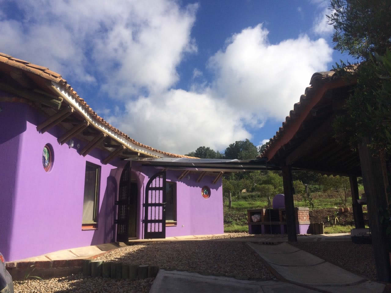 alqAlquiler casa Jishana Villa de Leyva - Paso de habitaciones al área social